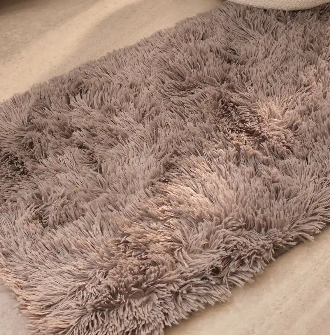 Tapis de salle de bain moelleux.