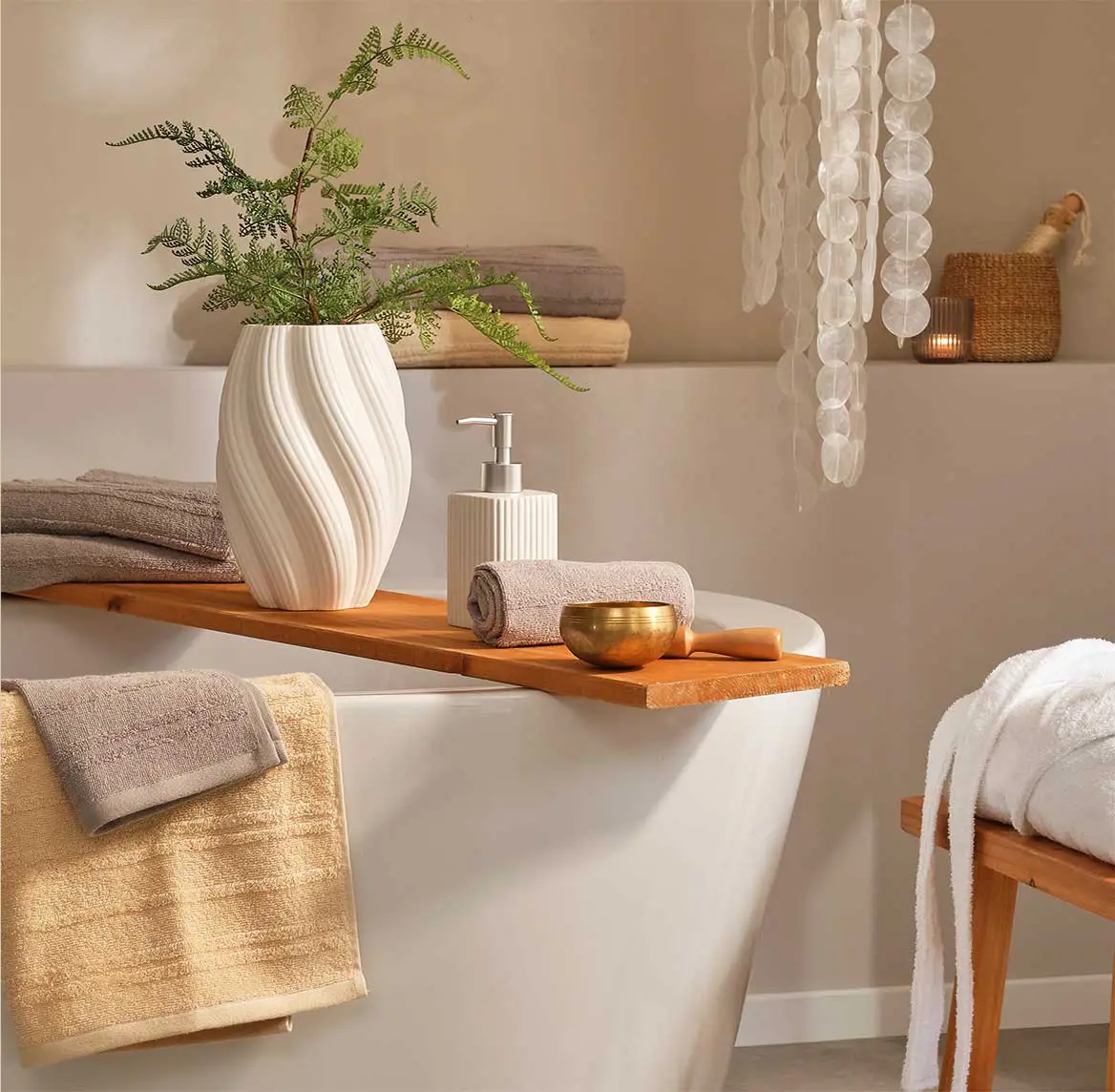 Ambiance zen dans la salle de bain.