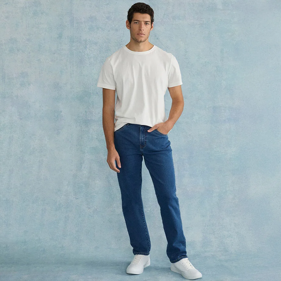 T-shirt blanc, jean bleu Classic Fit et sneakers blanches.