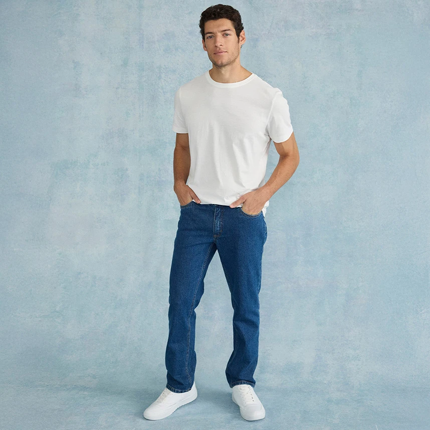 Looks en jeans variés : de la chemise classique au pull décontracté, en passant par la veste. Vêtements mode et intemporels en denim pour homme.