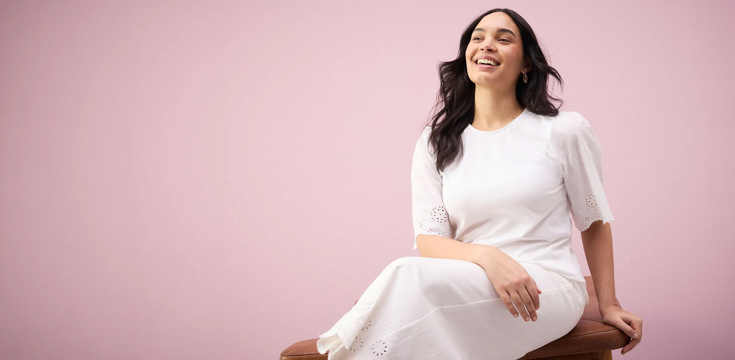 Blouse blanche élégante à broderie anglaise avec manches courtes.