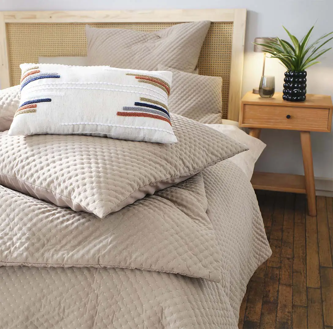 Une parure de lit douillette aux tons terre doux.