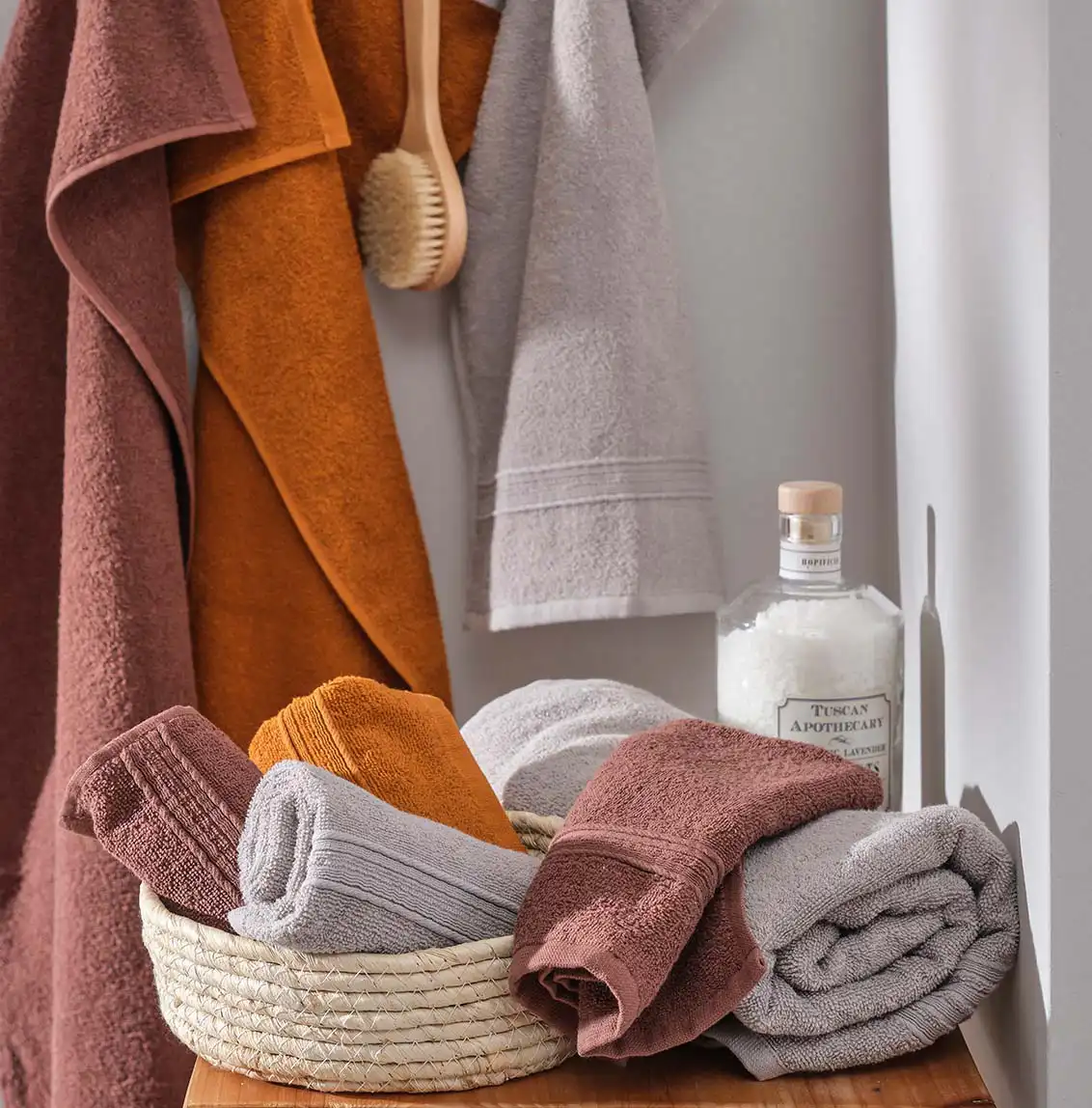 Des serviettes moelleuses aux tons terre : marron, ocre et gris.