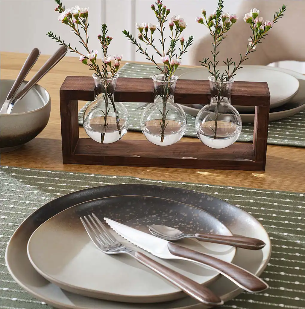 Vaisselle et décoration de table dans des tons neutres.