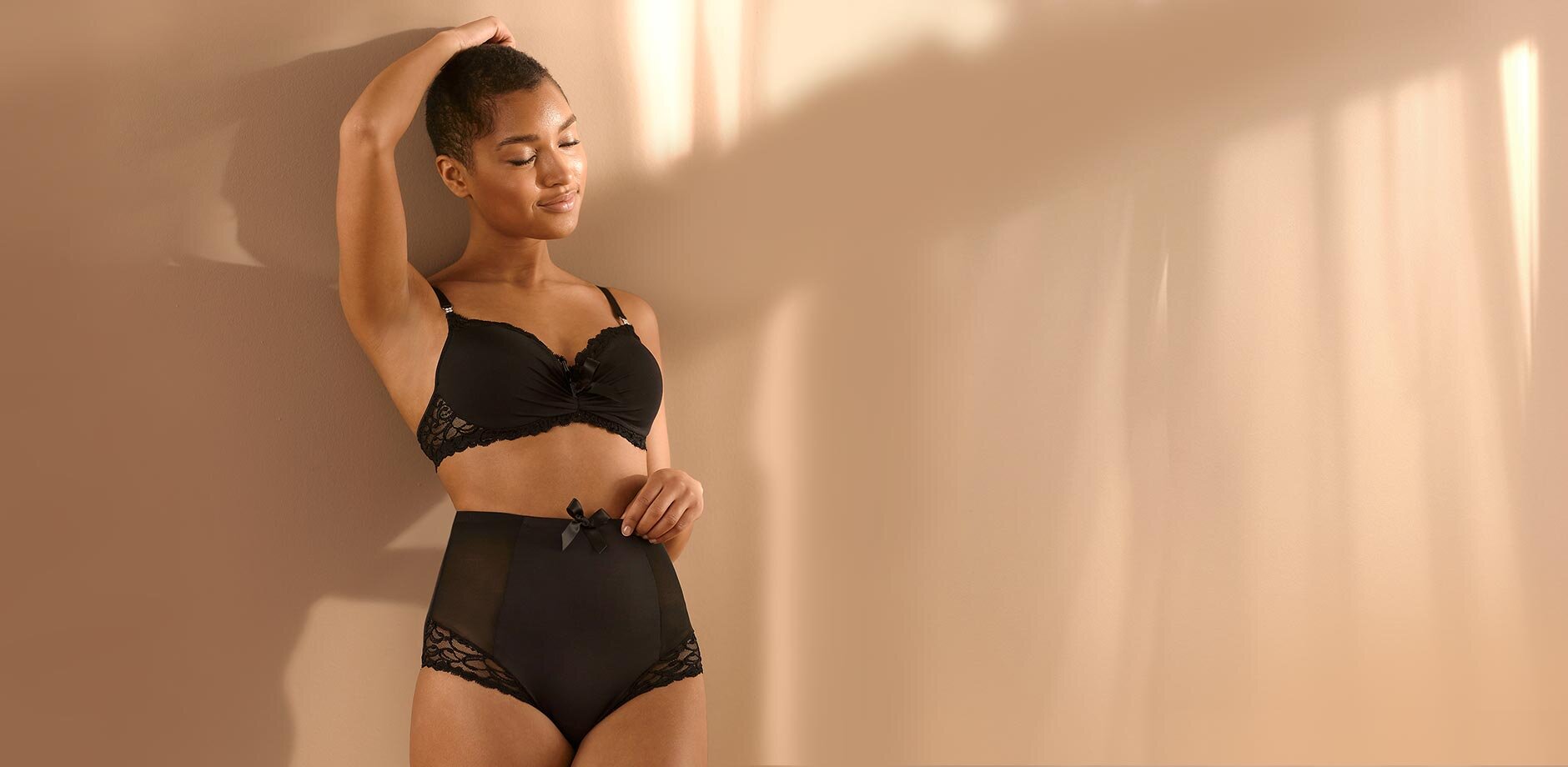 La lingerie noire à dentelle chic et élégante met en valeur la silhouette féminine.