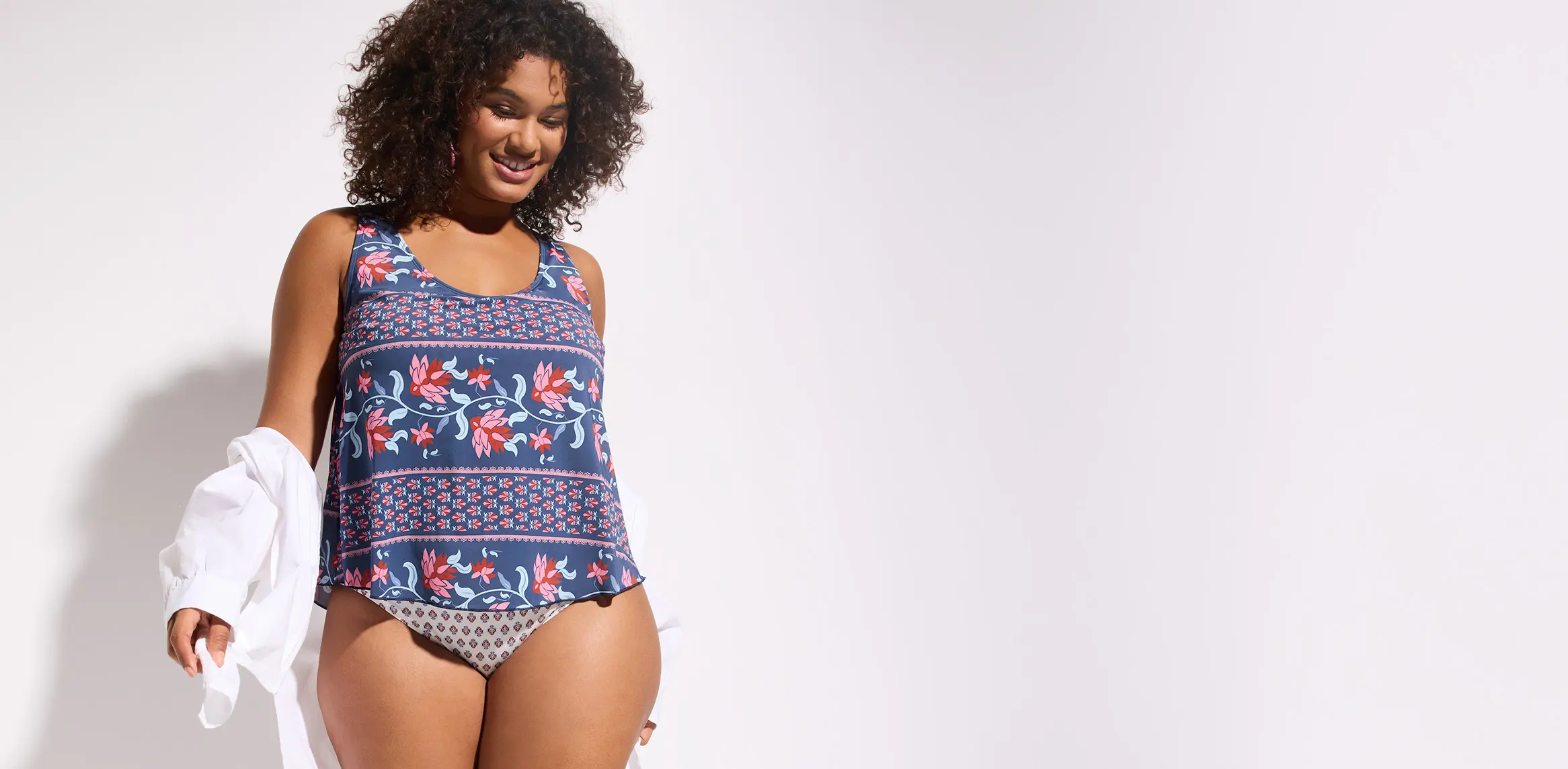 Tankini bleu marine avec un imprimé floral coloré et élégant.