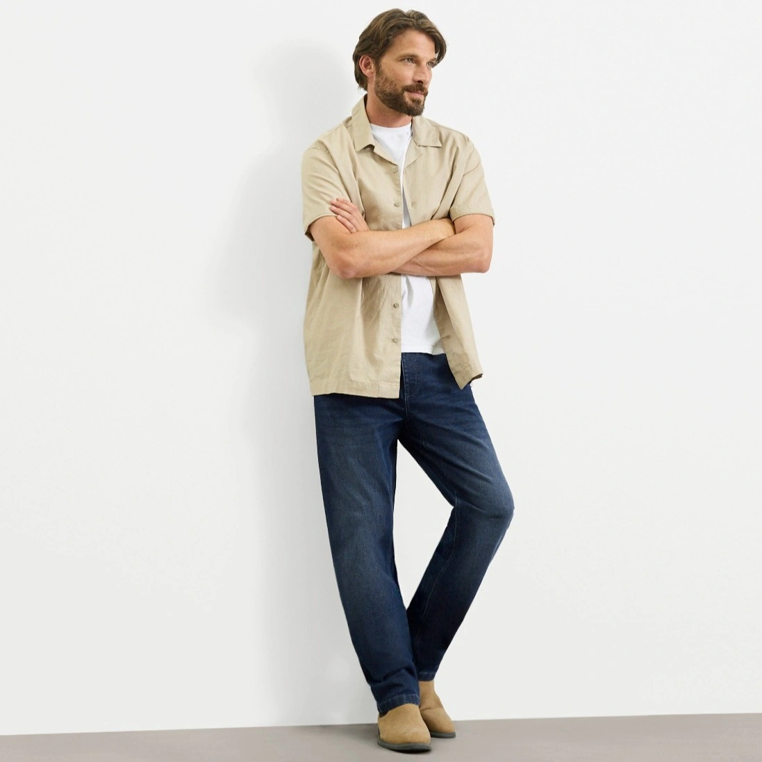 T-shirt blanc, jean bleu coupe Loose Fit et baskets blanches.