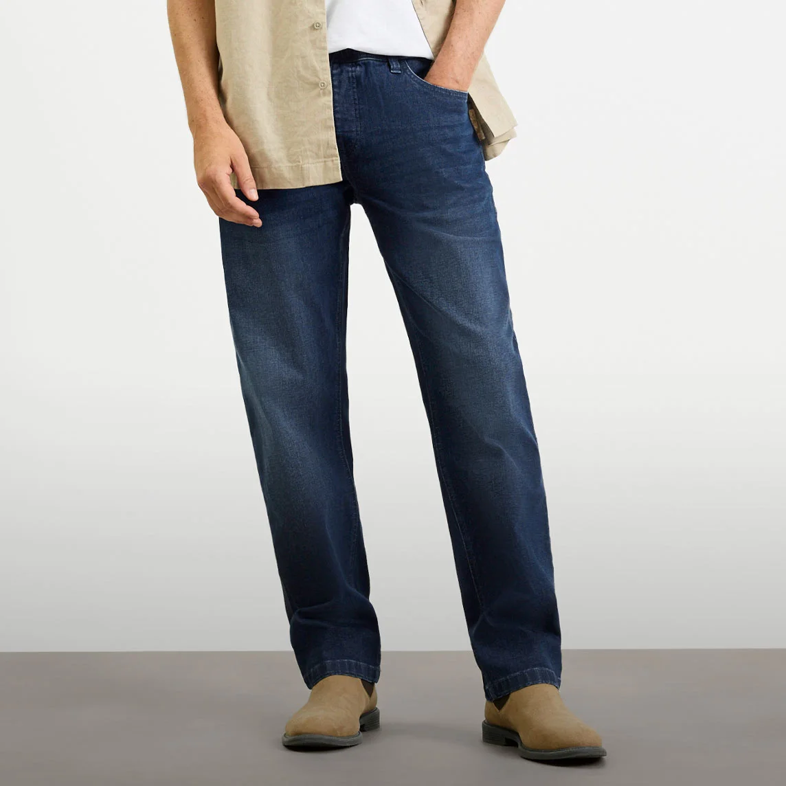 Looks en jeans variés : de la chemise classique au pull décontracté, en passant par la veste. Vêtements mode et intemporels en denim pour homme.