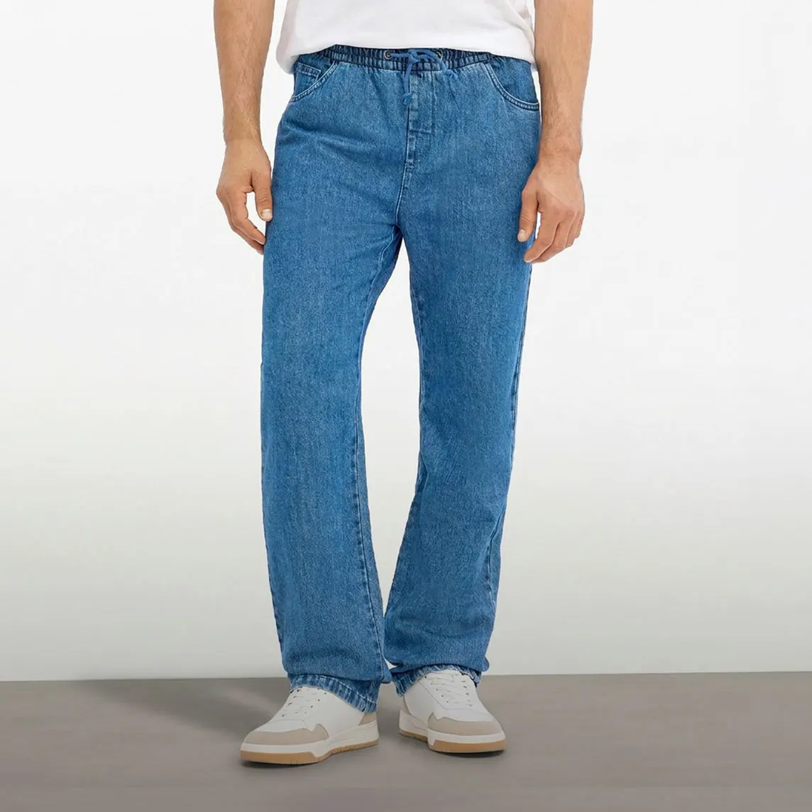 Looks en jeans variés : de la chemise classique au pull décontracté, en passant par la veste. Vêtements mode et intemporels en denim pour homme.