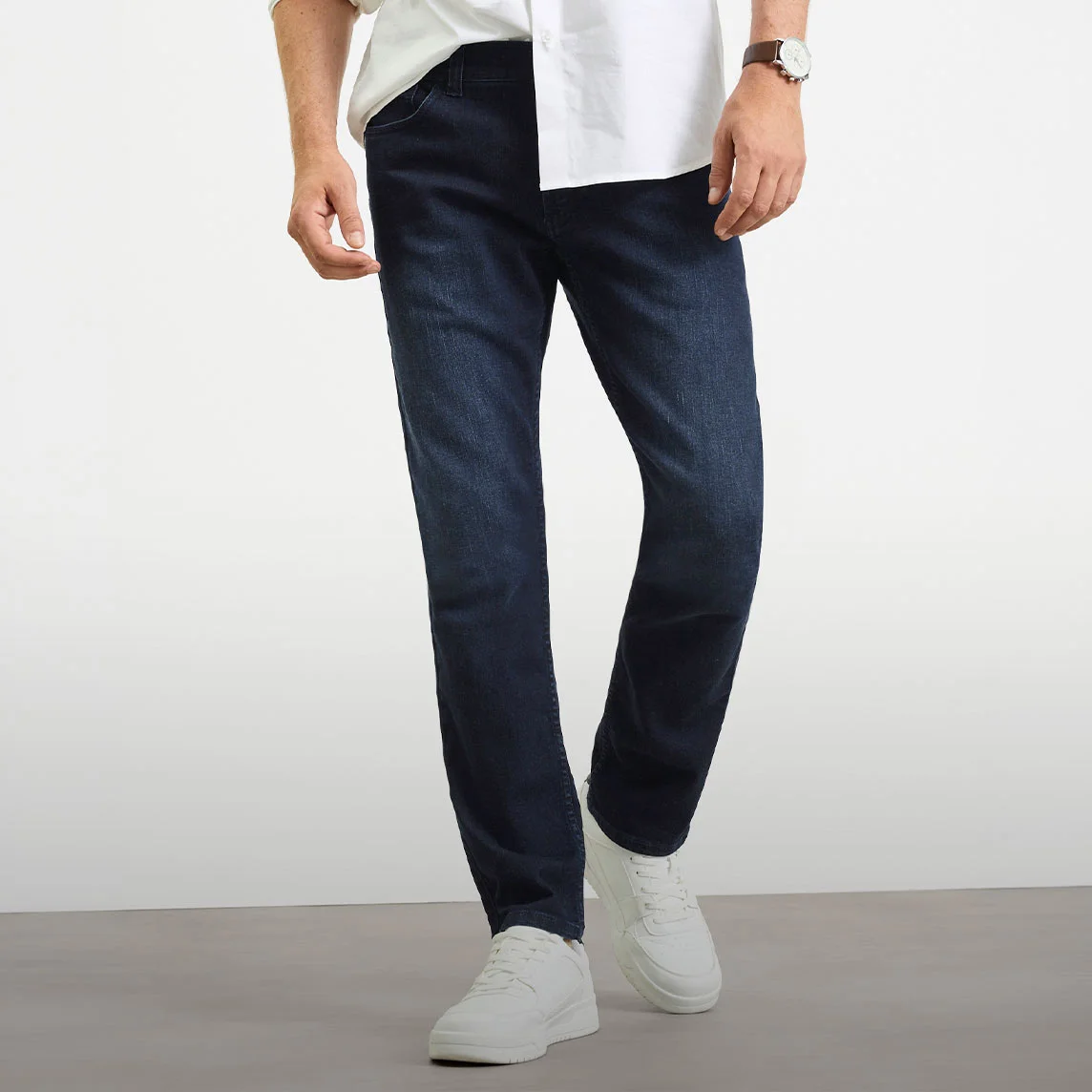 Looks en jeans variés : de la chemise classique au pull décontracté, en passant par la veste. Vêtements mode et intemporels en denim pour homme.