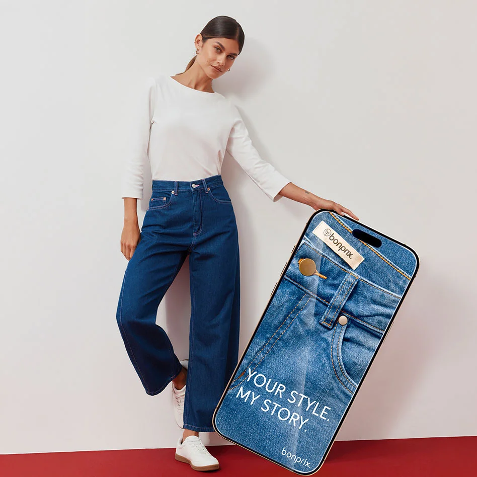 Haut blanc, jean large mode et tennis.