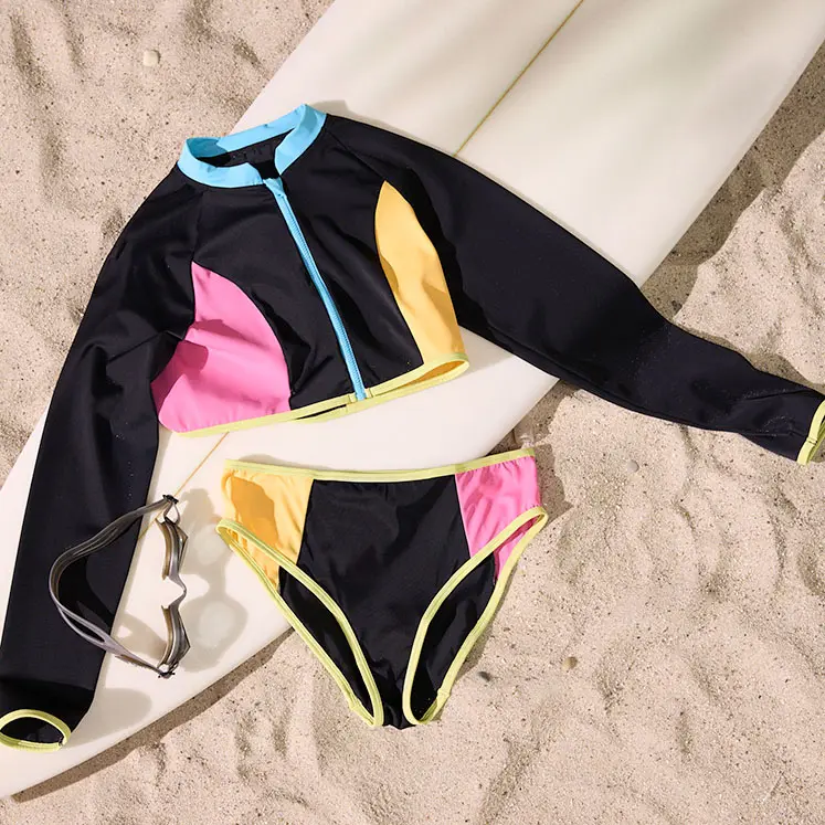 Bikini à manches longues pour fille dans un look moderne.