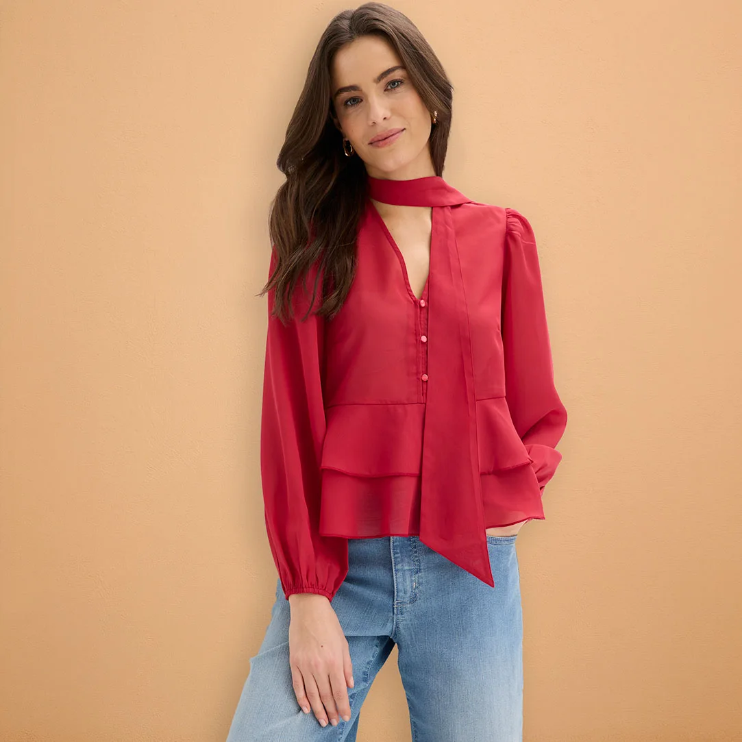 Blouse à lavallière rouge avec joli col foulard.