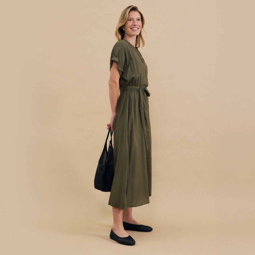 Robe longue de couleur vert olive.