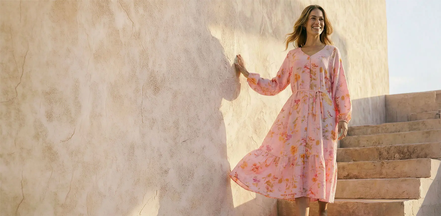 Robe rose tendre à motif floral.