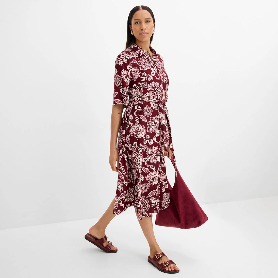 Robe-chemise élégante à motif floral rouge et rose avec ceinture.