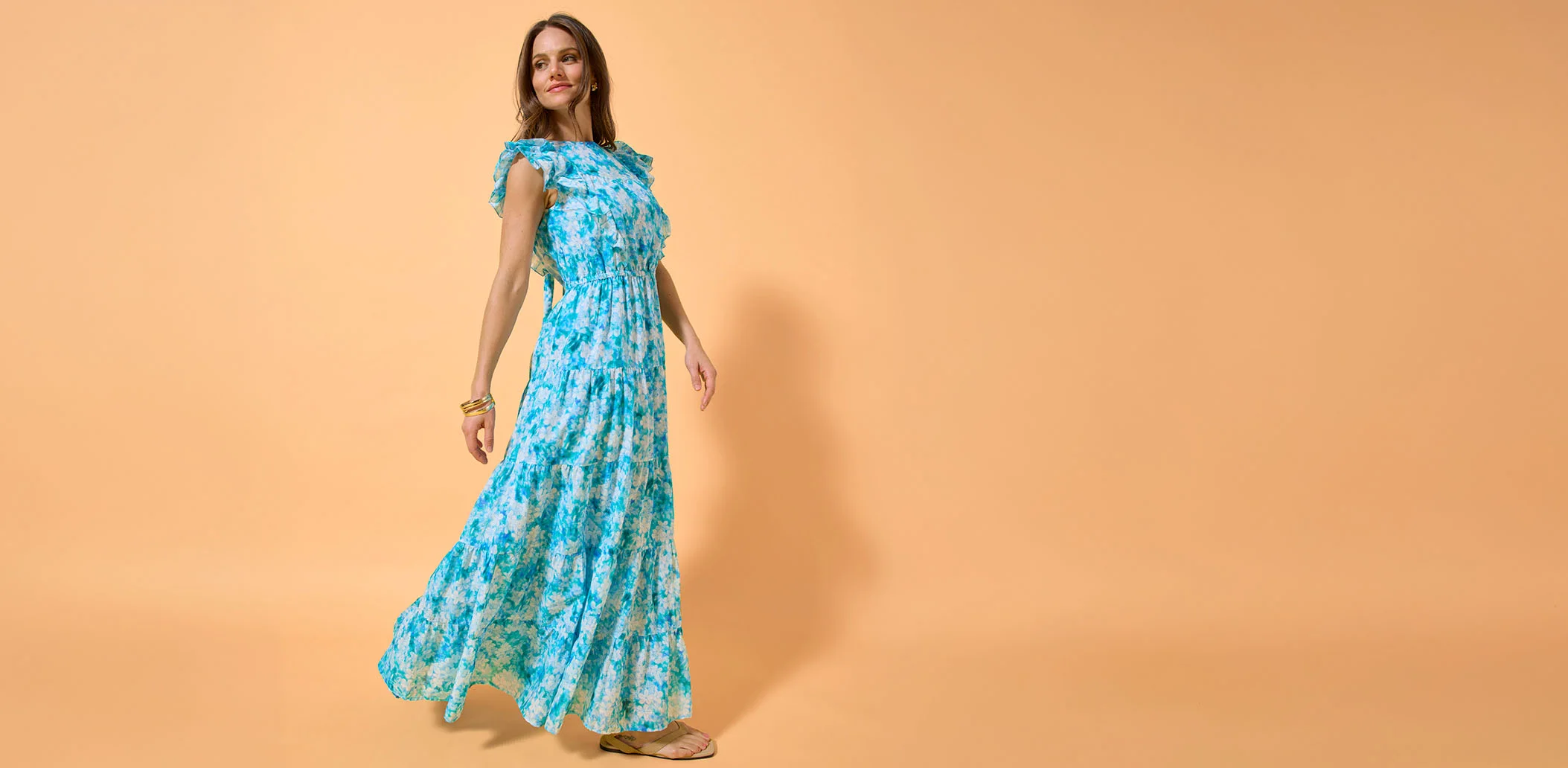 Robe longue bleue à motif floral tropical.