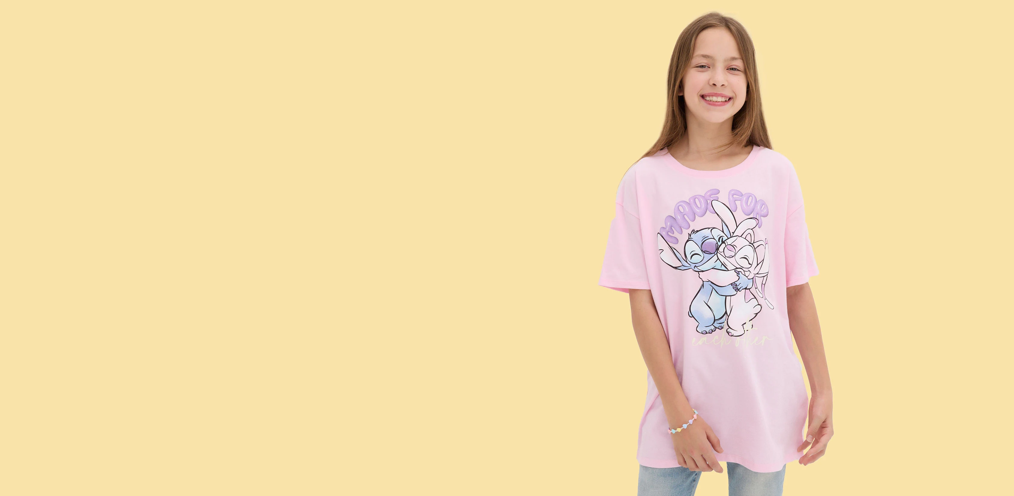 Un t-shirt rose avec un adorable motif dessin animé pour un look joyeux et plein de fantaisie.