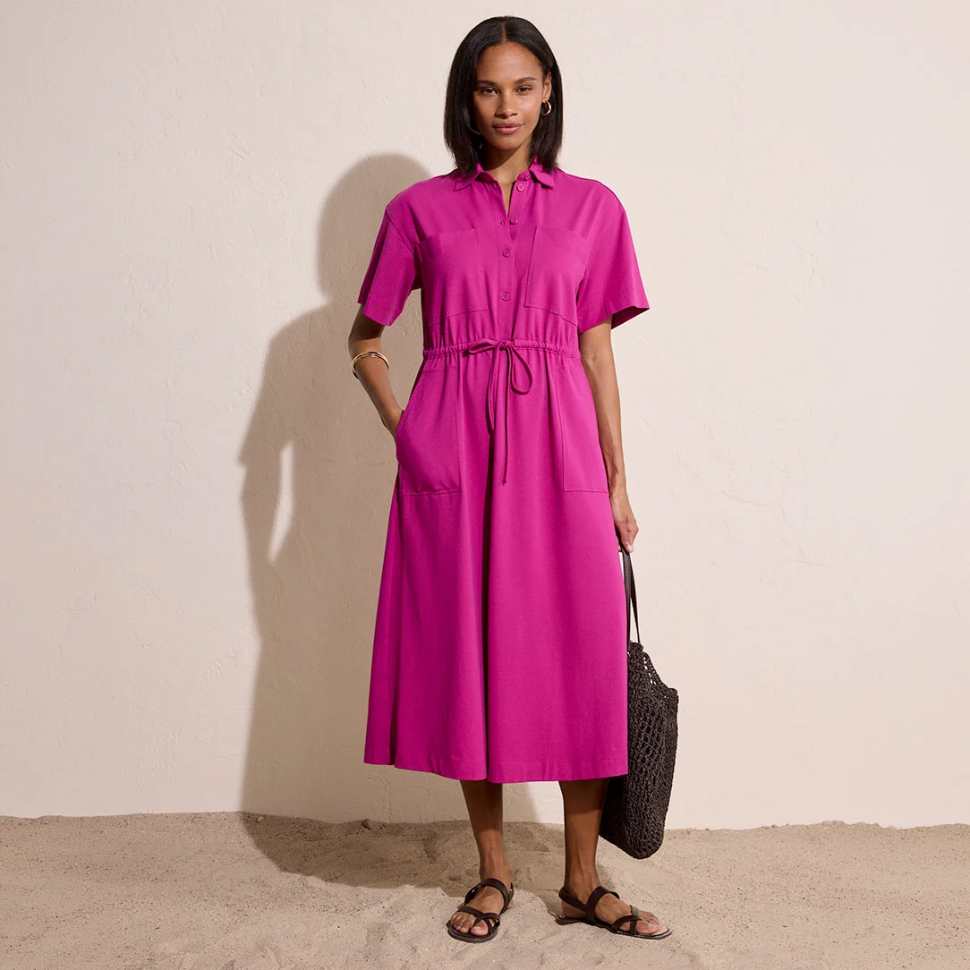 Robe midi élégante rose fuchsia à manches courtes avec ceinture.