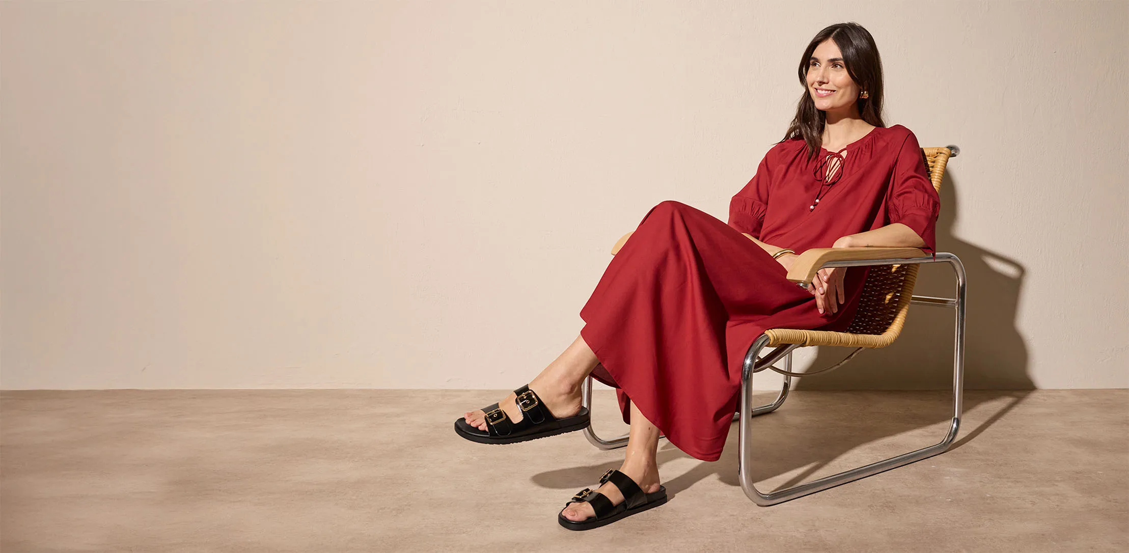 Robe-tunique rouge avec petit lien à nouer.