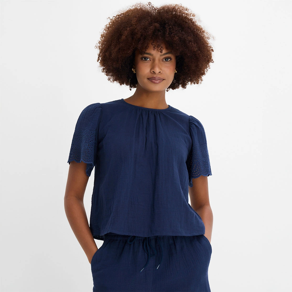 Blouse bleu foncé élégante à manches courtes et col rond classique pour des looks tendance.