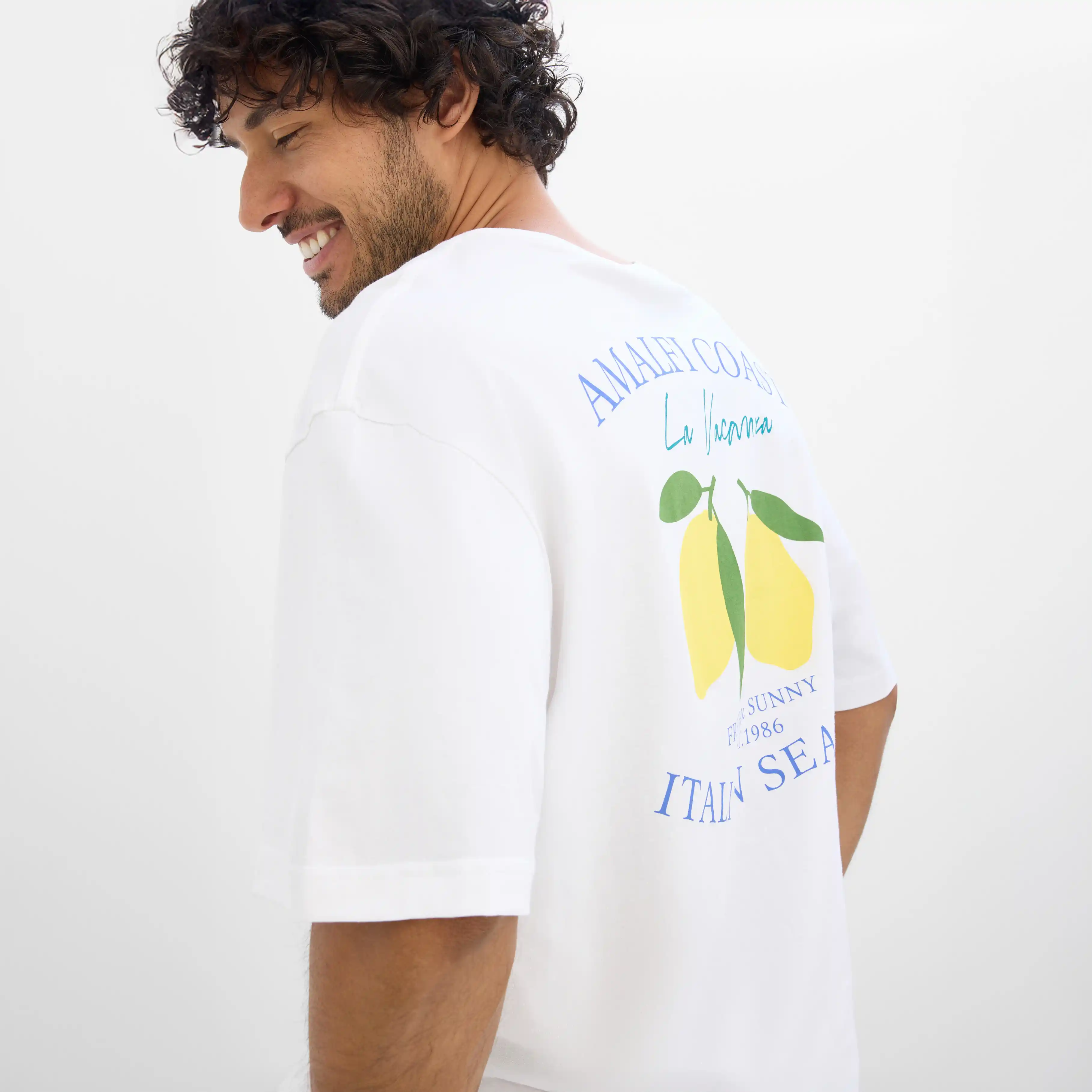 T-shirt blanc à motif citron et inscription dans le dos.