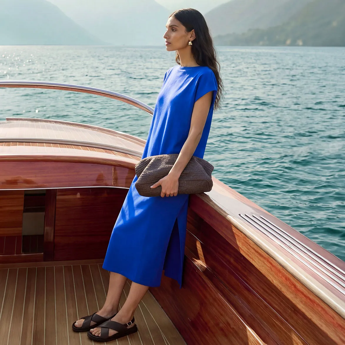 Robe midi bleu éclatant, sandales confortables et sac texturé très chic.