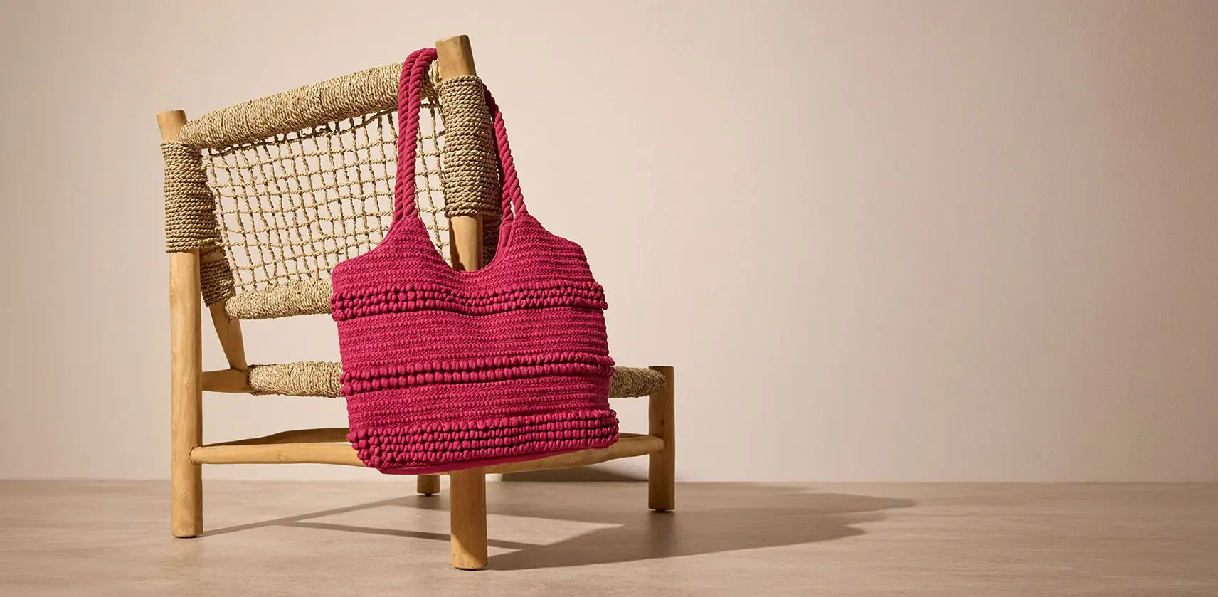 Sac en crochet rose fuchsia en motif structuré.