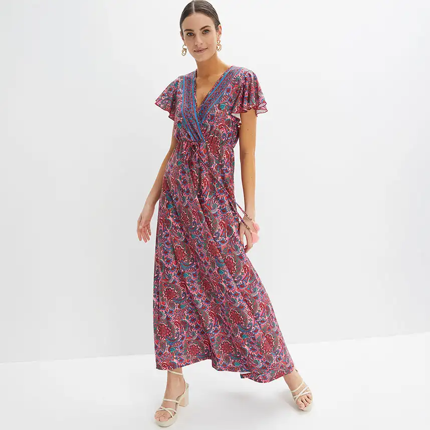 Robe longue colorée à imprimé Paisley, décolleté en V et manches courtes, et sandales élégantes.