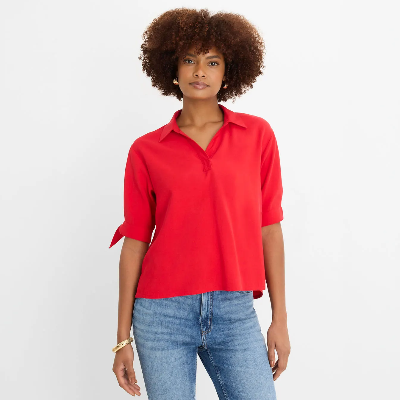 L'association mode : tunique rouge et jean bleu clair.