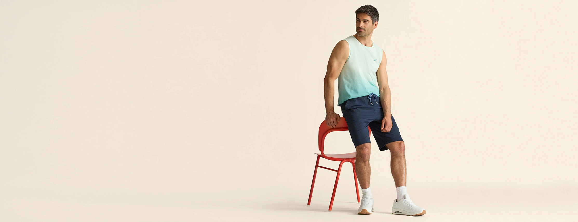 Débardeur tendance avec dégradé de couleur, short bleu et baskets blanches.
