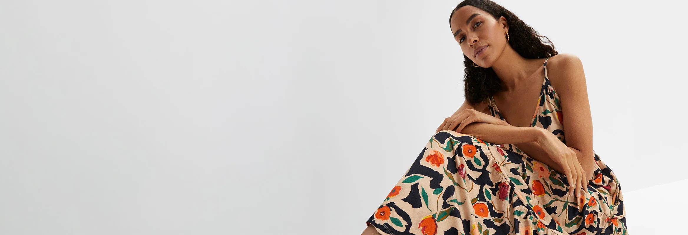 Robe estivale élégante à motif végétal bleu, décolleté en V et fronces à la taille.