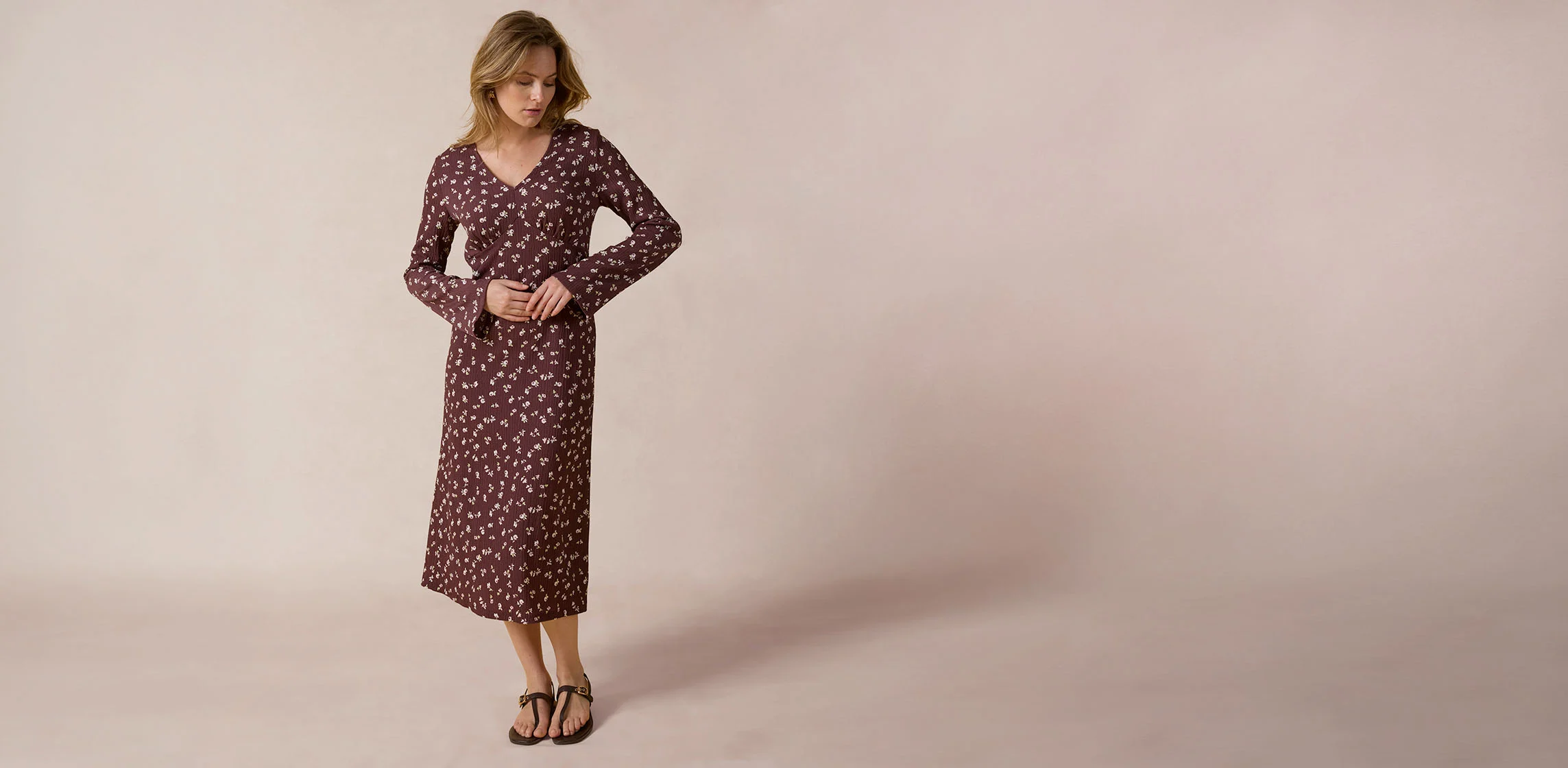 Robe bordeaux à joli motif floral et manches larges.