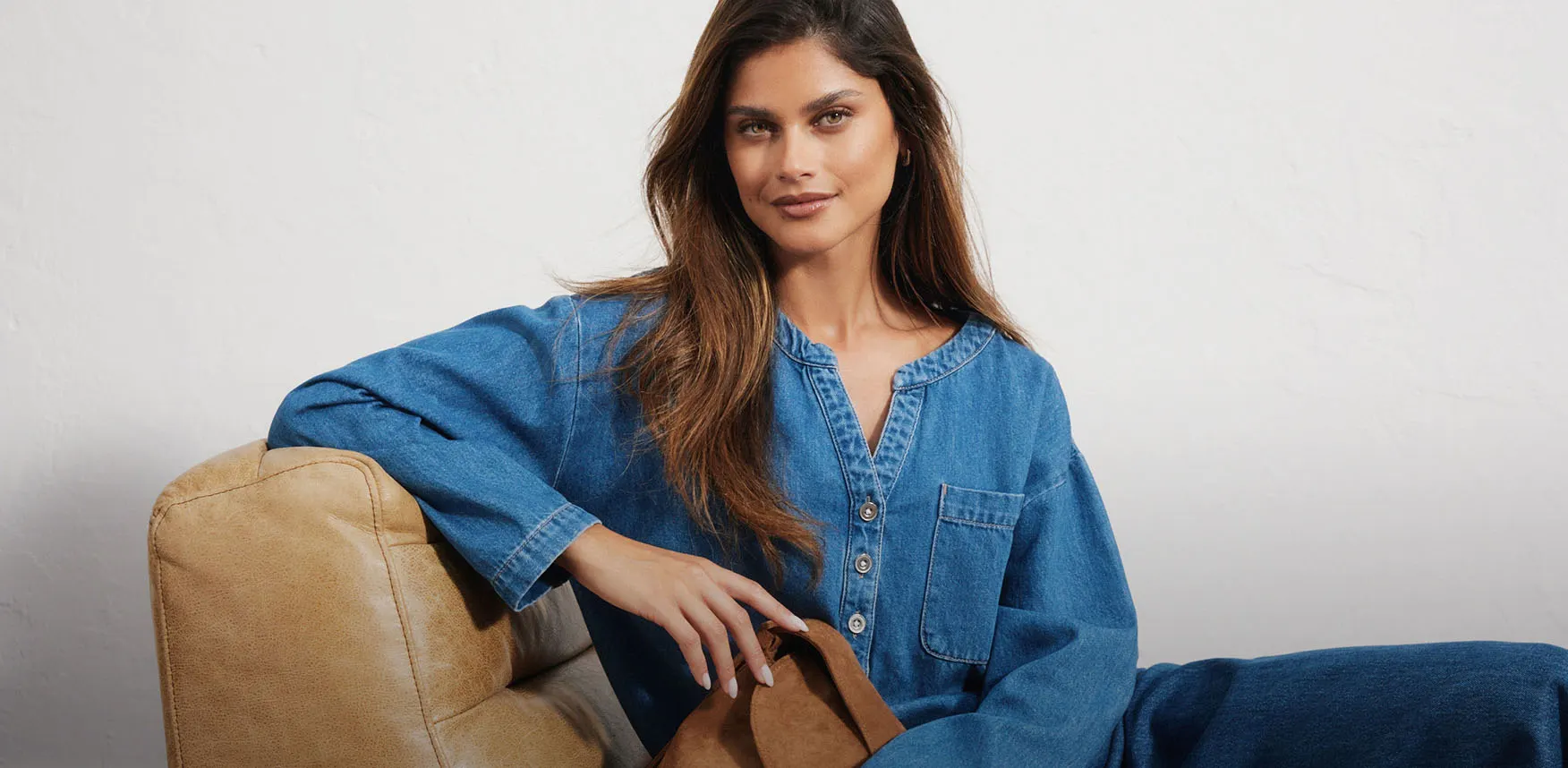 Chemise en jean décontractée avec patte de boutonnage et jean assorti.