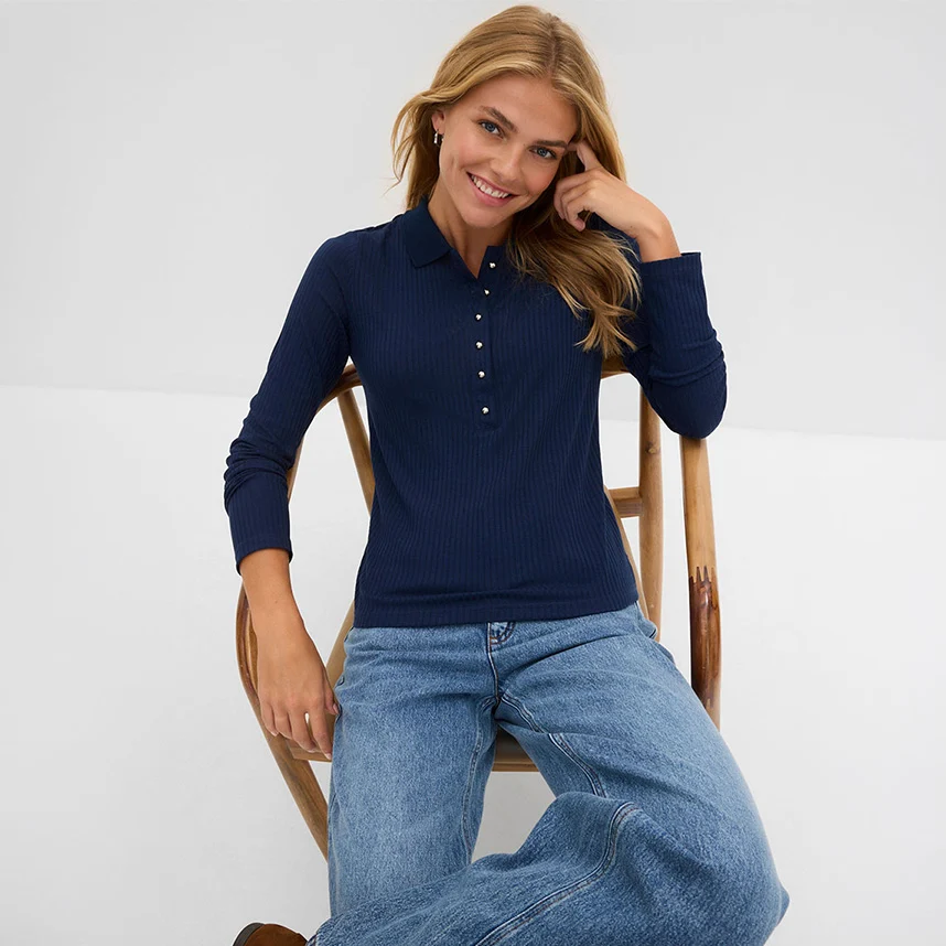 Polo bleu foncé avec patte de boutonnage et jean large - confortable et chic.