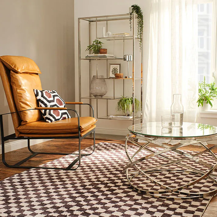Le coussin à motifs apporte la touche déco sur le fauteuil.