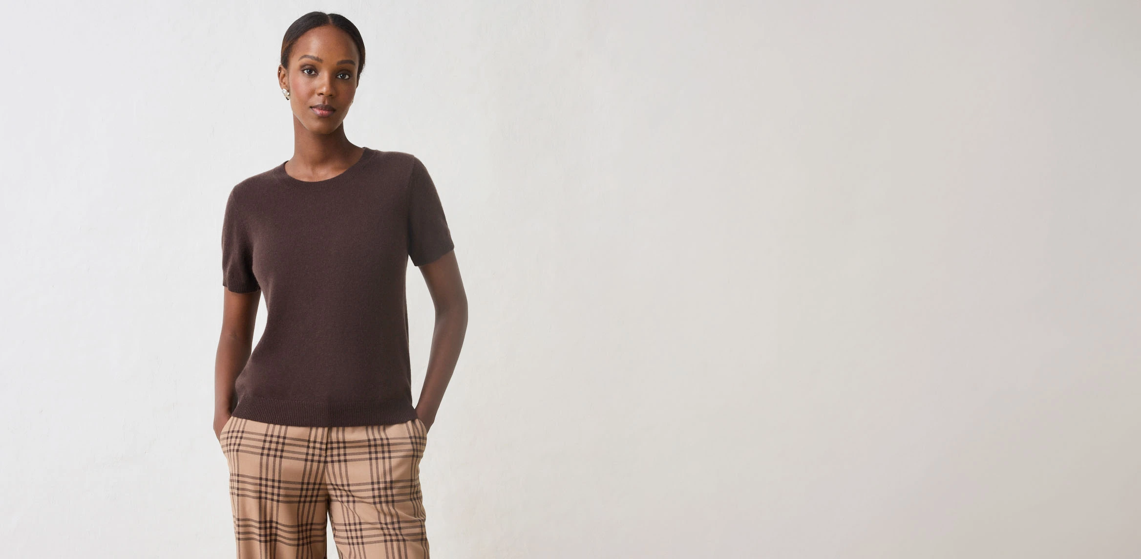Haut marron uni à manches courtes avec un pantalon à carreaux élégant.