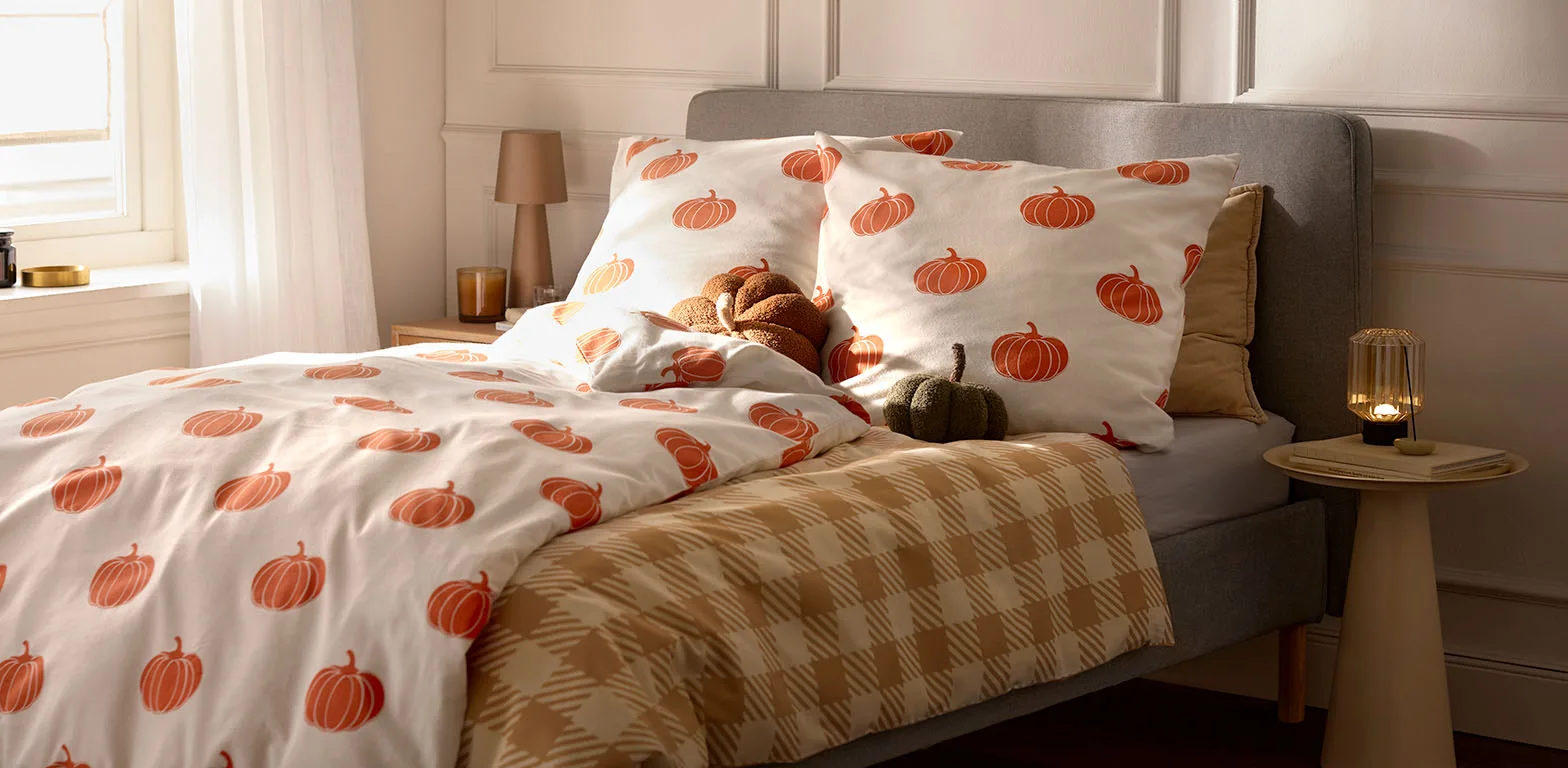 Parure de lit citrouille dans la chambre à coucher.