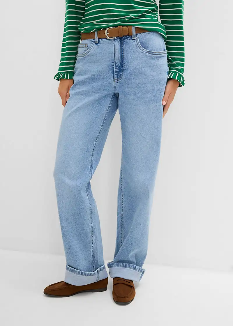 Tenue mode : T-shirt rayé, jean large bleu clair, ceinture marron et mocassins marron en daim.