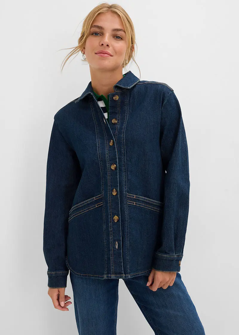 Veste en jean décontractée avec coutures contrastées, polo rayé et jean.