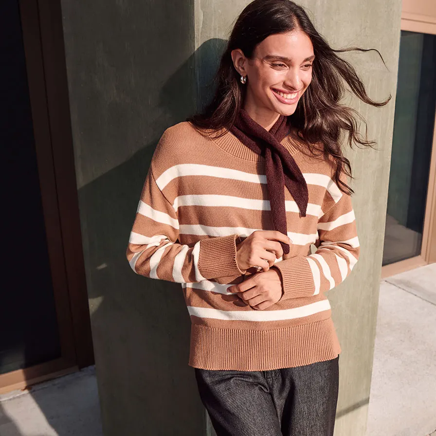 Pull à rayures marron, écharpe et pantalon - un style élégant et cosy.