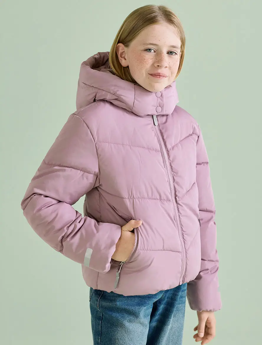 Fille vêtue d'une doudoune chaude à capuche de couleur lilas.