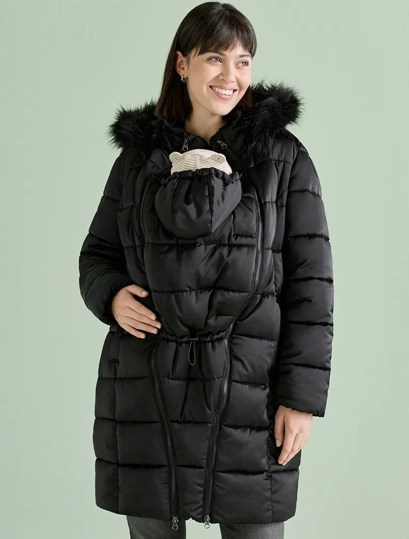Doudoune noire longue et chaude à capuche avec bordure douillette et empiècement de portage pour bébé.