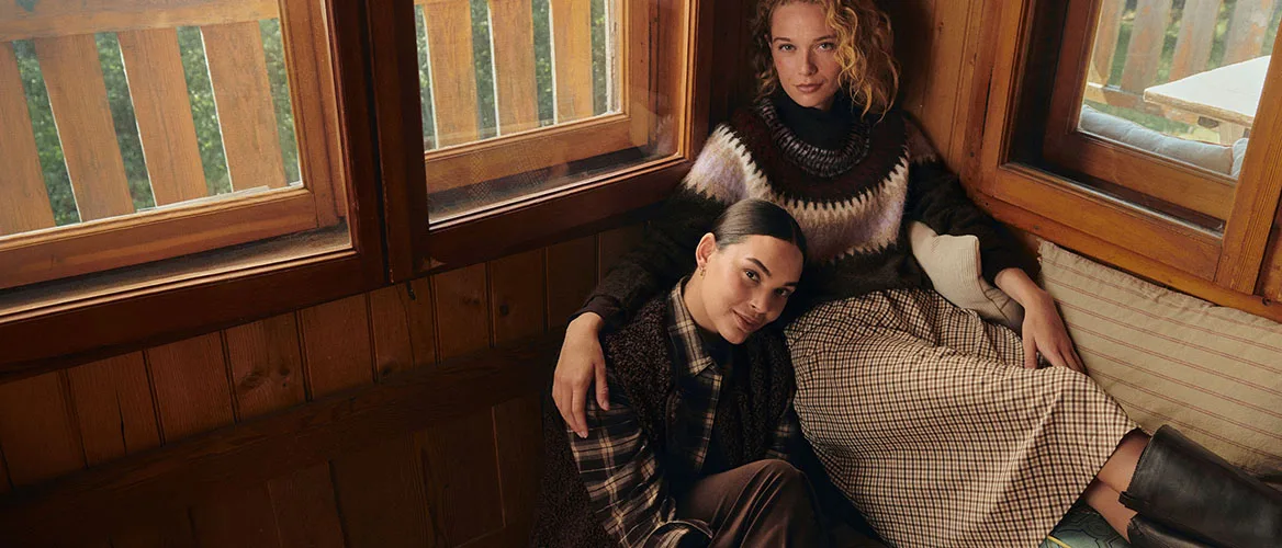 Looks d'automne cosy : pull chaud en maille et col roulé, jupe à carreaux et chemise.  