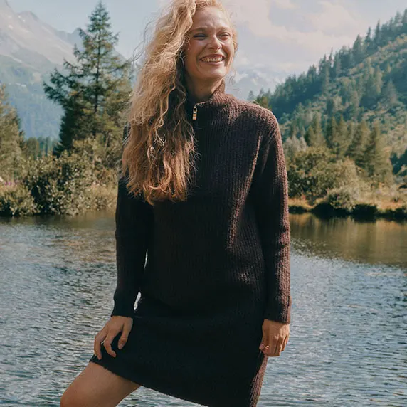 Robe en maille côtelée marron foncé avec col zippé - un look à la fois chaud et stylé en pleine nature.